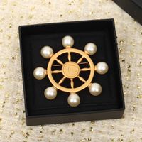 2022 고급 품질의 Charm Brooch Nature Shell Beads 18k 골드 도금 둥근 모양의 흰색 색상 Box Stamp PS4942