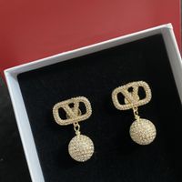 2023 Boucles d'oreilles Designer pour femmes Stud Luxury Gold Heart Shape Pearl Crystal Gol Double V Letter 925S Silver Jewelry Classic 89494