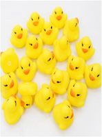 1000pcs Baby Bath Water Toy Toys sons des canards en caoutchouc jaunes baignoires enfants nagez cadeaux de plage