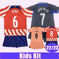 22 23 Joao Felix Kid Kit Soccer Jersey Griezmann Koke Suarez M. Llorente Carrasco R. De Paul J.M Gimenez à la maison 3e chemises de football Vêtements pour enfants