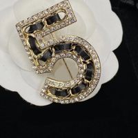 Luxury Ladies Men Men Number Number Brooch 18k Gold Plated Rhinestone Jewelry Brooch Charm Highting Highte Leather Pin Pin Party Association