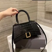 2022 Hot Lady Shoping Sacs Fashion Hands sacs Femme Tap￩s Top de qualit￩ sup￩rieure Cross Half Moon Luxury Geatine Leather Classic Retro Purse portefeuille Handle Square