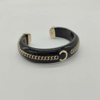2022 Charme de qualité de luxe Bracelet en bracelet ouvert avec conception de chaîne et conception de couleur noire ont un tampon de boîte PS4441A