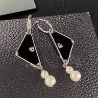 Aretes de encanto elegantes triángulo geométrico negro de perla blanca 925 pendientes colgantes plateados con caja de regalos aniversario de alta calidad Bridal