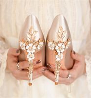 Dise￱ador de calzado de boda de oro rosa de dise￱ador para mujeres flores de metal de flores puntiagudas de imitaci￳n de crestal tacones de bombas altas altas para la novia 6310299