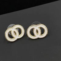 Gestüt Ohrringe 18K Gold plattiert Rand Weiß Emaille Perfekte Fusion Luxusohrringe Marke Doppelbuchstaben Designer Ohrring Hochzeitsfeier Hochwertiges Box Braut