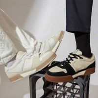 أحذية غير رسمية 2022 مصممة للنساء للنساء الفاخرة رجعية من جلد الغزال البيج الرياضي أحذية و مواد امتصاص الصدمات
