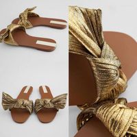 Сандалии 2022 летняя мода Женская золотая металлическая лука плоская ретро -стиль одно слово домашнее одежда и тапочки женщины