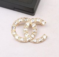 23SS 2Color Luxury Brand Designers Letters Brooches 18k Gold plaquée Brooch Crystal Pin Small Sweet Wind Jewelry accessoires de mariage cadeau