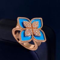 2022 Neue RC -Marke Luxus Clover Designer Band Ringe für Frauen Mädchen Süße 4 Blume Blume 18K Gold glänzende Kristallringfeier Hochzeit Schmuck Schmuck