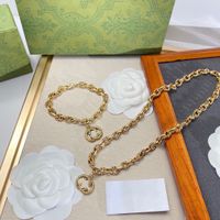 Un collar de dise￱ador de dise￱ador Fashion Pulsera retro joyas altas chapadas en oro con caja