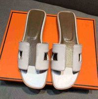 Дизайнерская мода Herme Slippers Роскошная кожа H Oran Sandal 2022 Подлинные женщины Summer Flat Slides Ladies Beav499 есть логотип