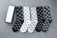 Dise￱ador para hombres calcetines para mujer cinco pares de lujo deportes de invierno de invierno bordado de calcetines impresos bordado de algod￳n mujer con caja