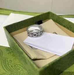 Anello con design a lettera superiore Anello con piatto in argento Anelli semplici in stile retrò Fornitura di gioielli di tendenza con intaglio di fiori