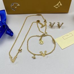 18 Karat vergoldete Halskette, Designer für Damen, Modeschmuck, Gold, Silber, Blumenbuchstabe mit Diamant, Halskette und Armband-Sets, Hochzeit, Party, Geschenk, Kombinationsanzug