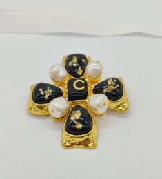 2023 Luxury qualty charm flower shape brooch with black Colour in 18k gold plated have box stamp PS7561A5284187