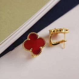 18k Gold Love Clover Designer örhängen klipp för kvinnor lyxigt söta söta engagemang elegant charm vit svart öronringar örhängen örhängen födelsedagspresenter smycken