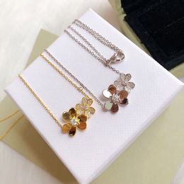 Pendant Necklaces Designer Bracelets Luxury VAN Clover Charms Love Designer Necklace for Women 18K Gold Cute Ladybug 3 Leaf Red Bracelet Pendant Necklaces Jewellery