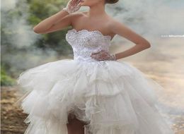 High-Low-Ballkleid-Hochzeitskleider, trägerlos, Perlen, Spitze, Applikation, bauschiger Tüll, kurze Vorderseite, lange Rückseite, Brautkleider, Sommer, Strand, Wedd2709685