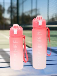 1pc زجاجة مياه وردية رياضية ، زجاجة ماء تحفيزية مقاومة للتسرب مع علامة الوقت