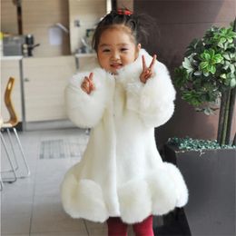 Dziewczęca dziecięca kurtka płaszczowa Słodka sztuczne futro ciepłe plus aksamitne zagęszcza zimowa jesień na zewnątrz polarowy tkanina dla dzieci 231229