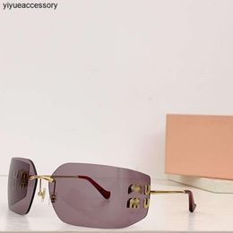 Luxury Designer Sunglasses for Men and Women - High-Quality Square Sunnies with Sporty Style, Perfect for Sun Protection and Enhancing Women's Elegance