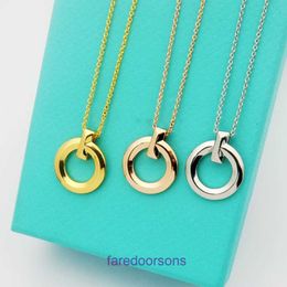 Pendant Necklace Tie Home Collar Chain Designer Jewellery Tifannissm T Family Circle Fashion Versatile Gold with Interlocking Titanium Steel Have Original Box