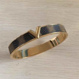 3 Colours High Quality Titanium Steel Real Leather Bangle Women Love Designer Bracelets Four-leaf Flower Bangles V Letter Fashion J211U