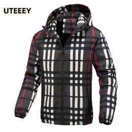 UETEEY Spring Autumn Jackets Men Windproof Plaid Varsity Casual Outdoor Hooded Bomber Jacket Fashion Thin Loose Street Male Coat 240103