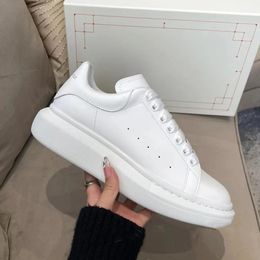Excellent 2024 Designer Mens Sneakers Shoes Low-top Trainers Men White Black Leather Discount Casual Comfort Treaded Couple Trainers