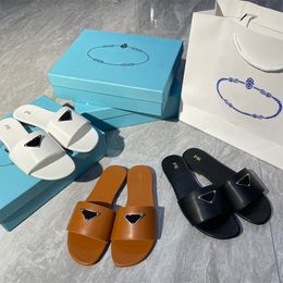 Kadın tasarımcılar terlik sandaletler düz slaytlar flip floplar yaz gerçek üçgen deri açık loafers banyo ayakkabıları plaj kıyafeti terlik
