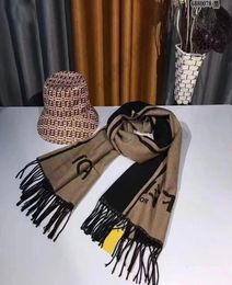 Expensive Brand 2022 New Luxury FF Letter Cashmere Scarf Women039s Retro F Print Fashion Square Bandana Headscarf Tie1922565