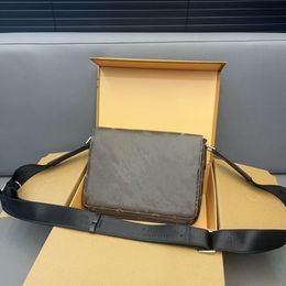 2024 NYTT DESIGN DISTRIKT DISTRICT CLAMSHELL MESSENGER BAG HERRENS CROSSBODY PAG STYLA OCH VERSATILE 25*20CM