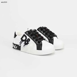 Classics Kids Shoes Designer Sneaker Baby Sneakers Dimensione 26-35 comprese le scatole Schema di colori in bianco e nero Design Girls Boys Shoe Dec20