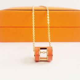 Hochwertige goldene Buchstaben anheitige Halskette für Männer und Frauen Designer Design Edelstahl Damen Valentinstag Geschenkkette Länge 45 cm