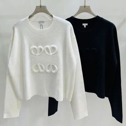 2024 NOWOŚĆ SWEATER WOMENSUM TRENDY Trendowe długi rękawowe blaty Około szyi High-end Slime Pullover Płaszcz Designer Graphic Sweter Kobiety Białe czarne cienkie dzianiny Topy