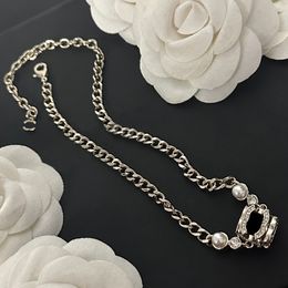Colares de diamantes pretos designer pingente pingente gargantilha feminino design de marca de marca de marca de alta qualidade de cor 18k, garanhada de cobre, colar de pérolas, jóias de casamento feminino