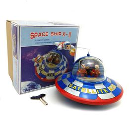 Engraçado Coleção Adulto Retro Wind up Toy Metal Tin UFO Space Ship Astronauta Spaceman Clockwork Toy Figura Modelo Vintage Toy 240104
