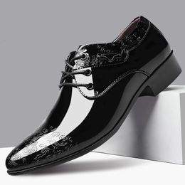 Casual Business Shoes for Men Dress Shoes Lace Up Formal Black Patent Leather Brogue Shoes for Male Wedding Party Office Oxfords 240103