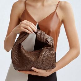Upscale Vintage Fashion Crescent Clutch Bag Brown Woven Knot Decoration And Handbag Suitable For Commuting Shopping Dating Weddi 240104