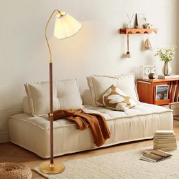 Floor Lamps Medieval Solid Wood Lamp American Retro Living Room Next To The Sofa French High-end Light Luxury Bedroom Vertical L