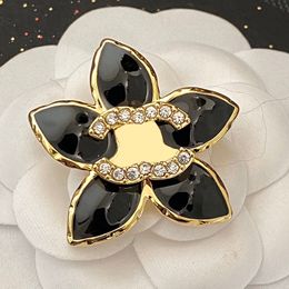 Crystal Flower Brooches Designer Pins Men Women Brand Letter Brooch High Quality Copper Material Pearl Pin Jewelry Suit Pin Womens Dress Marry Cloth Wedding Party