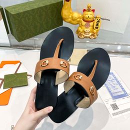 2024 Designer Summer luxury Sandals Gear bottoms men women Flip flops Slipper Fashion Leather slides Metal Chain Ladies Casual shoes