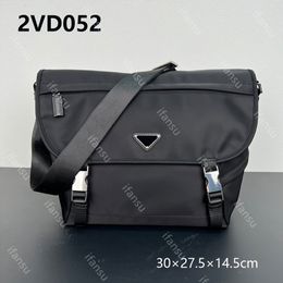 Women's Fashion Chain Travel Bucket Bag Men's Large Capacity Flip Cover Postman Bag Nylon Leisure Commuter One Shoulder Crossbody Bag Black