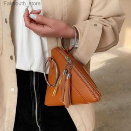 Evening Bags Simple Triangle PU Leather Wrist Clutch Bag For Women Mini Handbags and Purses Fashion Lron Ring Handle Tassel Chain Design Bags Q240104