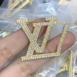 Wholesale Brand Designer Letter L Pins Brooch Fashion Famous luis Pearl Luxury Couples vuttonity Individuality Rhinestone Suit Pin Jewellery Accessories kl10f