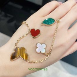 2024 Luxury VAN Clover Designer Bracelet Pearl Leaf Four Grass Flower Plated 18K Gold White Fritillaria Lucky Butterfly With Box