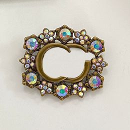 Womens Designer Brooches 18k Gold Plated Pins Colourful Inlay Diamond Brooch Copper Jewellery Pearl Brand Letter Pin Marry Birthday Party Gift Accessorie