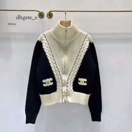 Felpa con cappuccio da donna firmata 2023 Autunno / inverno Nuovo arco di trionfo Etichetta in pelle Colletto in piedi in metallo Colore abbinato Chiodo con cerniera a forma di diamante lavorato a maglia