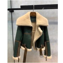 Fashion green short jacket Winter warm suede fake fur lined womens coat Korean thick winter jacket womens warm coat 240105